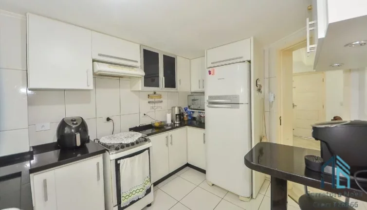 Imagem Sobrado lindo, Semi mobiliado, 03 quartos c/suíte, área gourmet, no Xaxim em Curitiba - PR