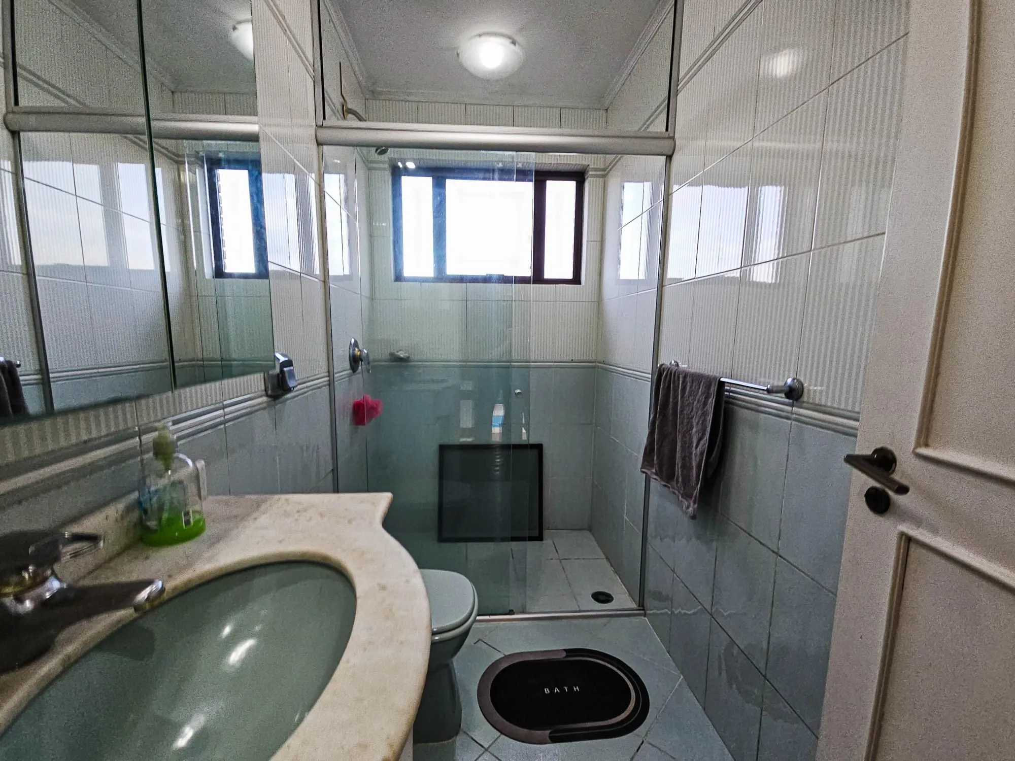 Imagem Casa na Vila Conceição, 3 dormitórios, 1 suíte, churrasqueira, lareira, 4 vagas, piscina aquecida e vista perene para o Rio.
