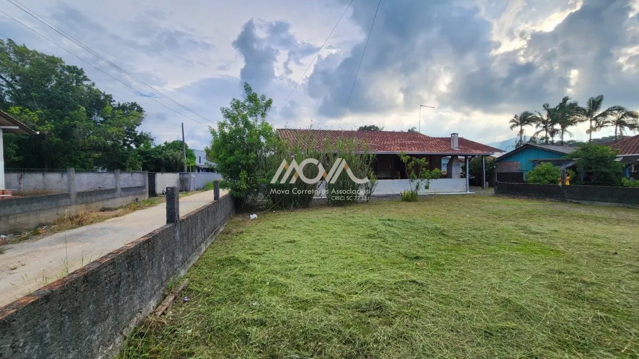 Imagem Casa localizada na Vila da Glória, em terreno de esquina, a aproximadamente 150 metros da praia.

S...