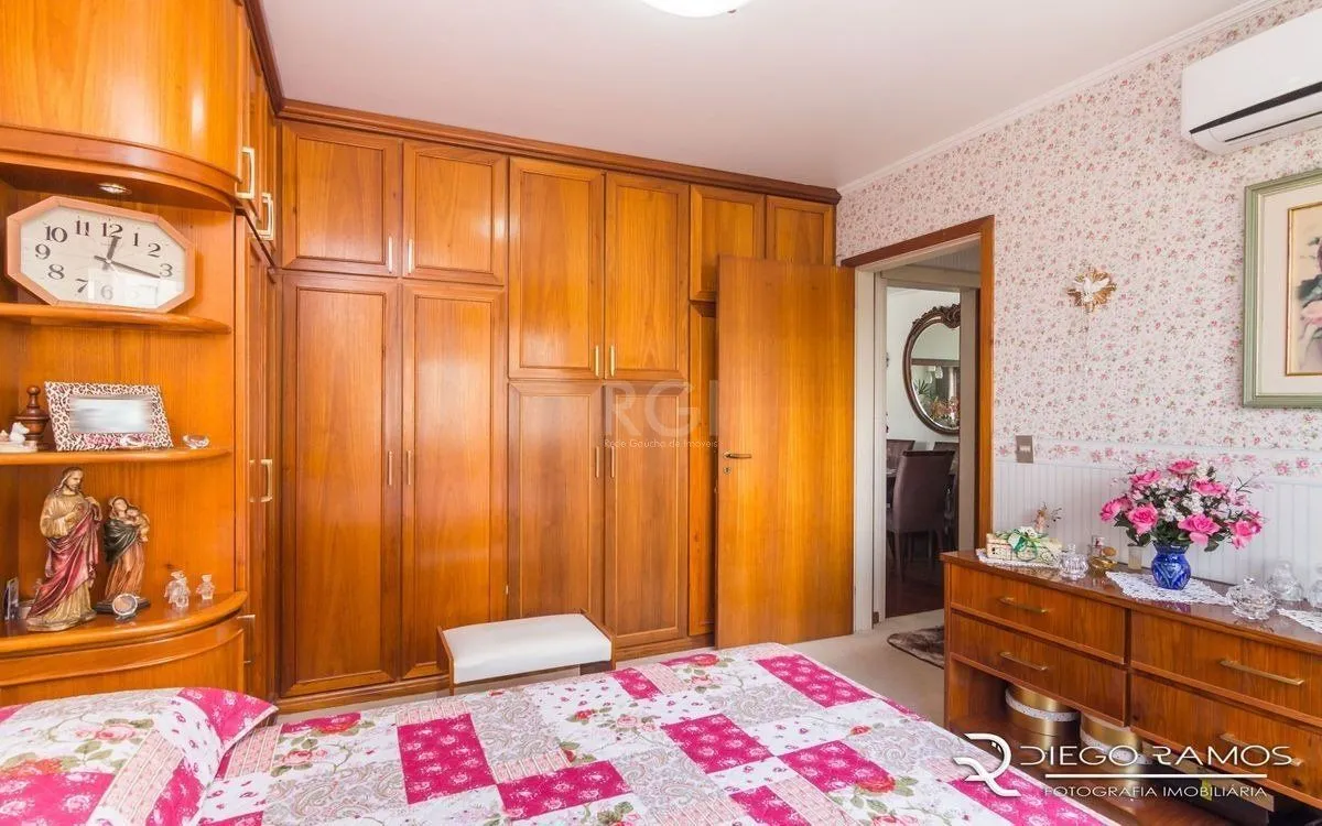 Imagem Apartamento de 2 dormitórios ,80 M² com possibilidade de transformação em 3 dormitórios. Living: Para dois ambientes e estar íntimo. Copa-Cozinha: Funcional e bem equipada. Ampla Área de Serviç