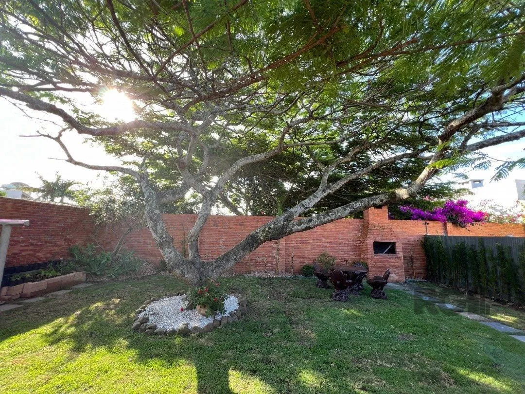 Imagem Casa avulsa em Atlântida, totalmente reformada, com 5 dormitórios , duas suítes, pátio arborizado com piscina e churrasqueira.