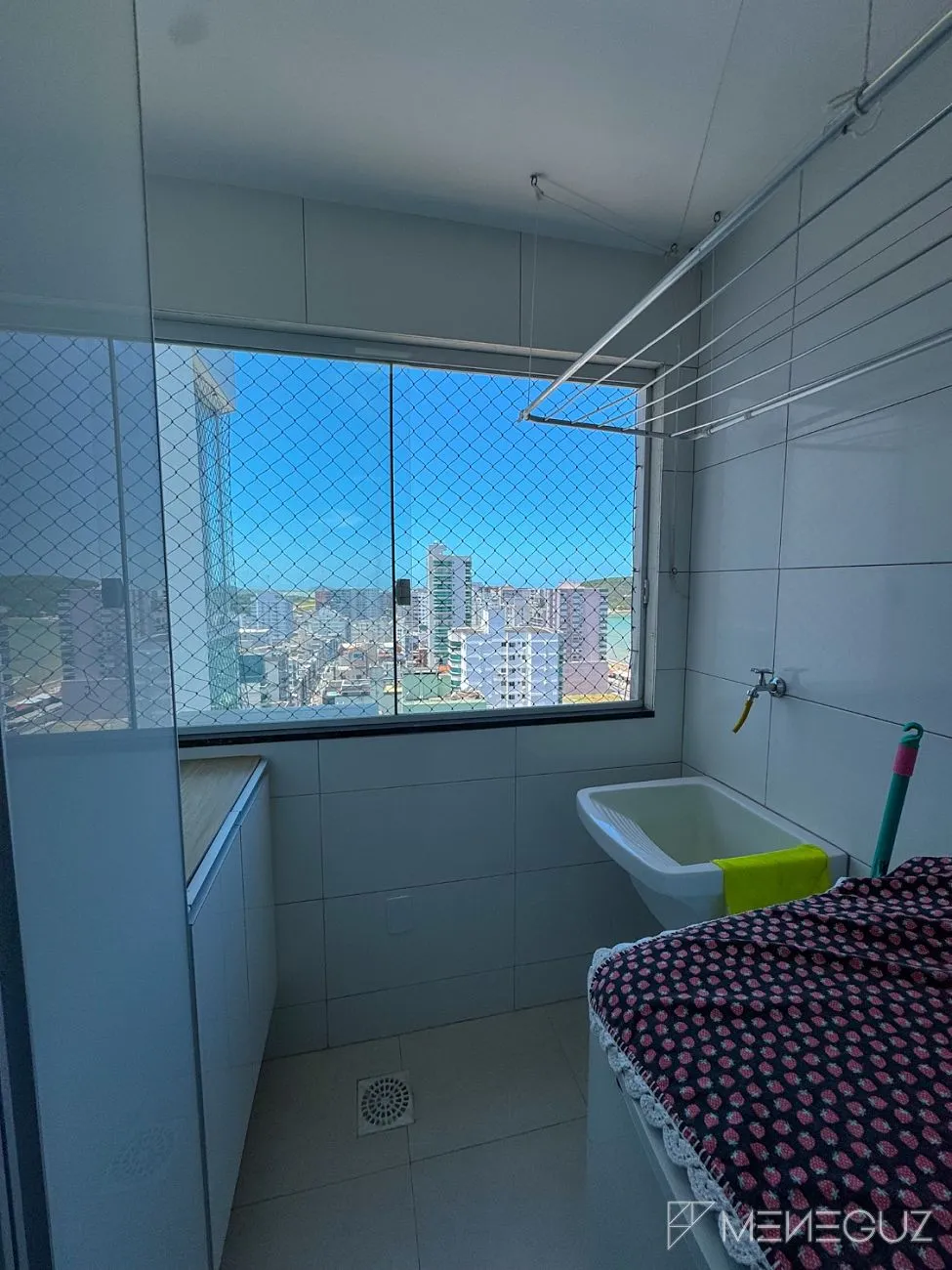 Imagem Apartamento mobiliado de 3 quartos na Avenida Praiana - andar alto, vista para as montanhas e vista discreta para o mar!