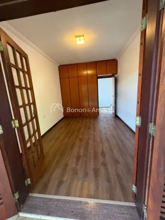 Imagem Ampla e confortável, esta excelente residência conta com 298m² de área construída, oferecendo e...