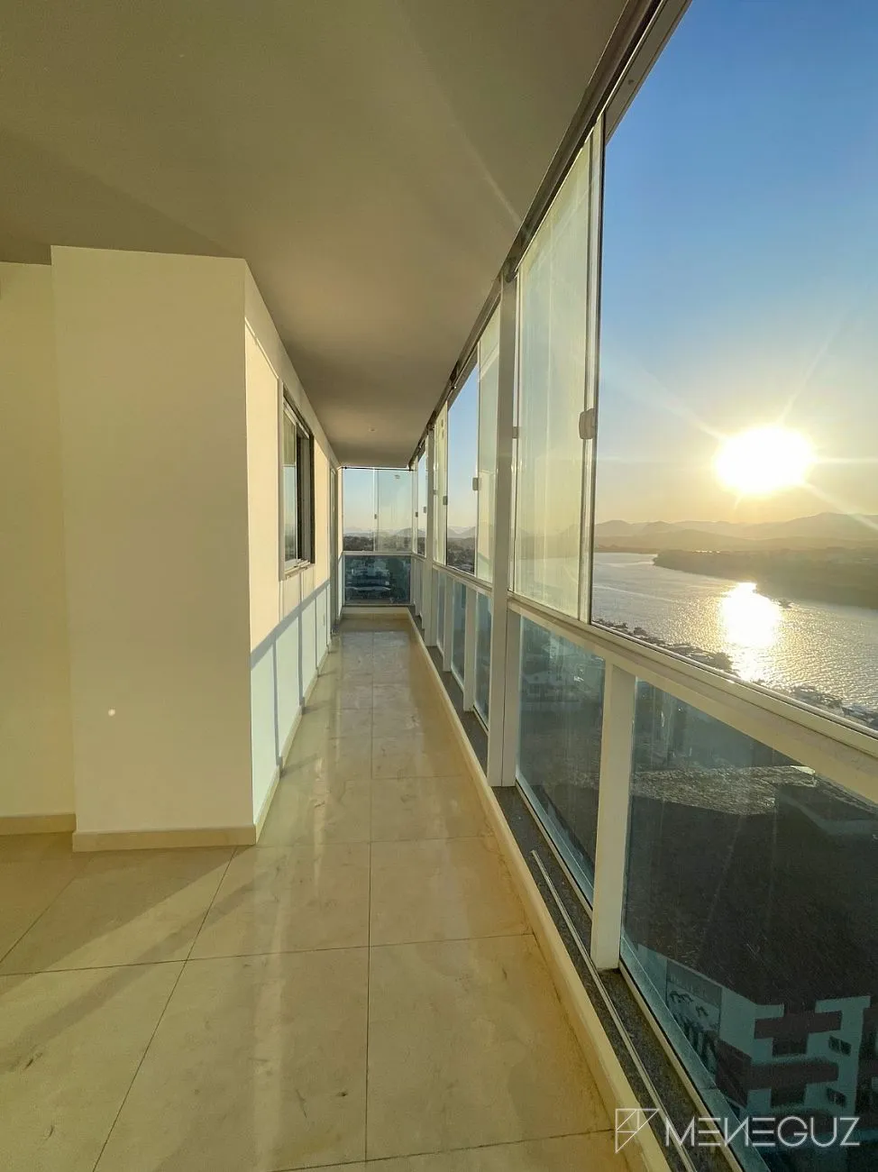 Imagem Apartamento de 2 quartos, com duas vagas de garagem, no centro de Guarapari com vista para o canal - Parcelamento em 60 meses!
