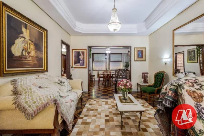Imagem No bairro Rio Branco, casa de 337 m², semimobiliáda, 4 dormitórios, 3 vagas, jardim com piscina.