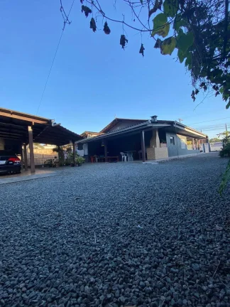 Imagem Casa com 4 dormitórios sendo 1 suíte e 4 vagas de garagem em Jarivatuba | Joinville/SC