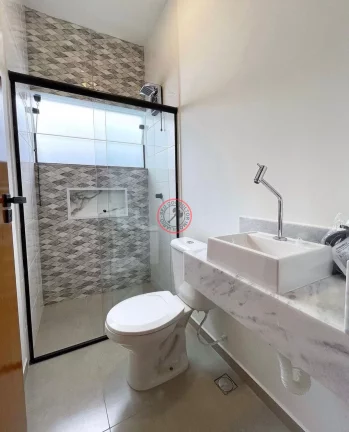 Imagem CASA RECEM COSNTRUÍDA A VENDA COM 2 DORMITÓRIOS, SENDO UMA SUÍTE , ÁREA GOURMET, 2 VAGAS, JARDIM, ISOLAMENTO ACÚSTICO EM CARAGUÁ