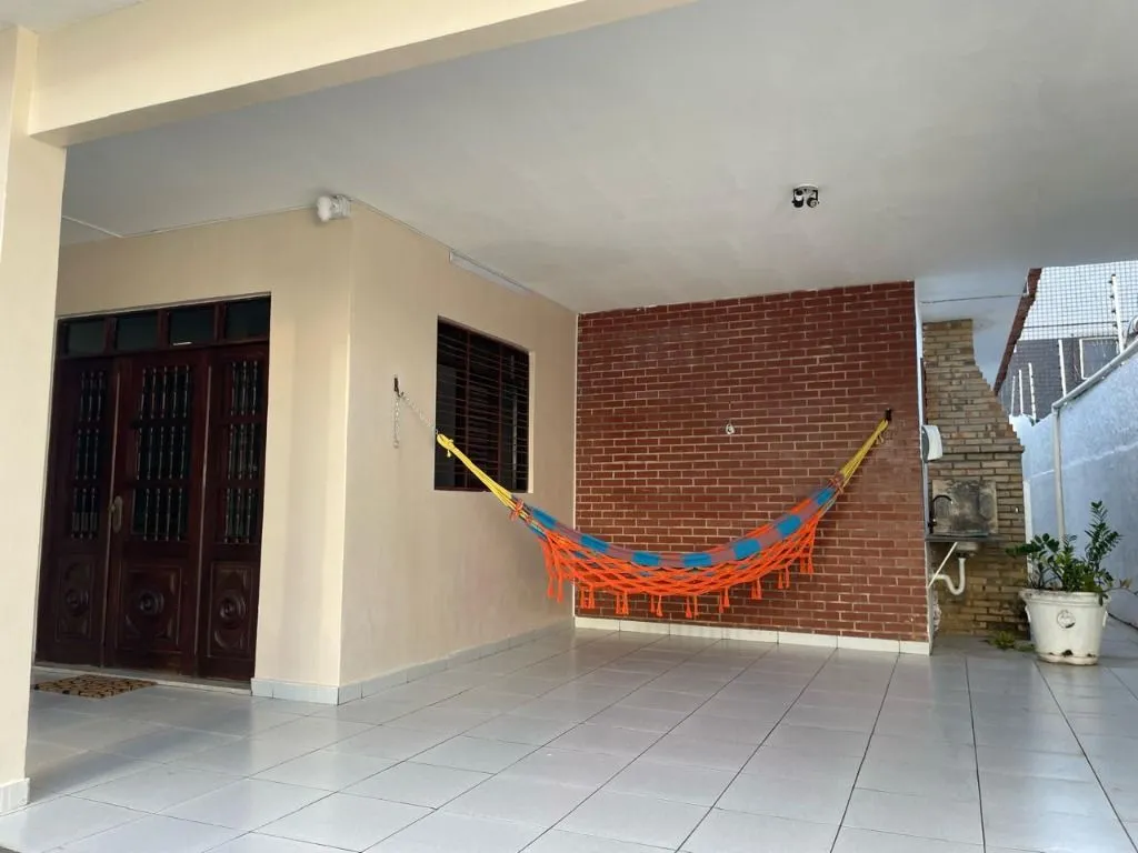 Imagem Casa com 230 m² em Tambaú, João Pessoa: 4 quartos, 3 vagas, churrasqueira e excelente localização próxima à praia.