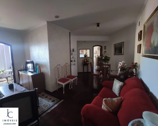 Maravilhoso apartamento à venda no centro de São Lourenço MG. Sala e quarto com varanda. Edifício com piscina, sauna, salão de jogos e de festas