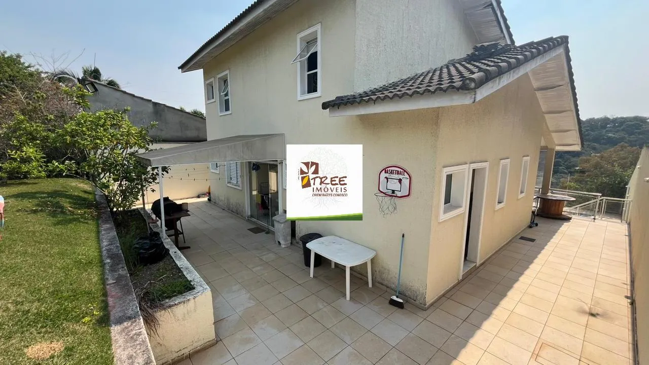 Imagem VENDA DE SOBRADO NO CONDOMÍNIO HILLS III, EM ARUJÁ/SP, 521m² com 05 suítes, piscina, sala ampla, quintal de 200m² e 06 vagas. CONSULTE-NOS.