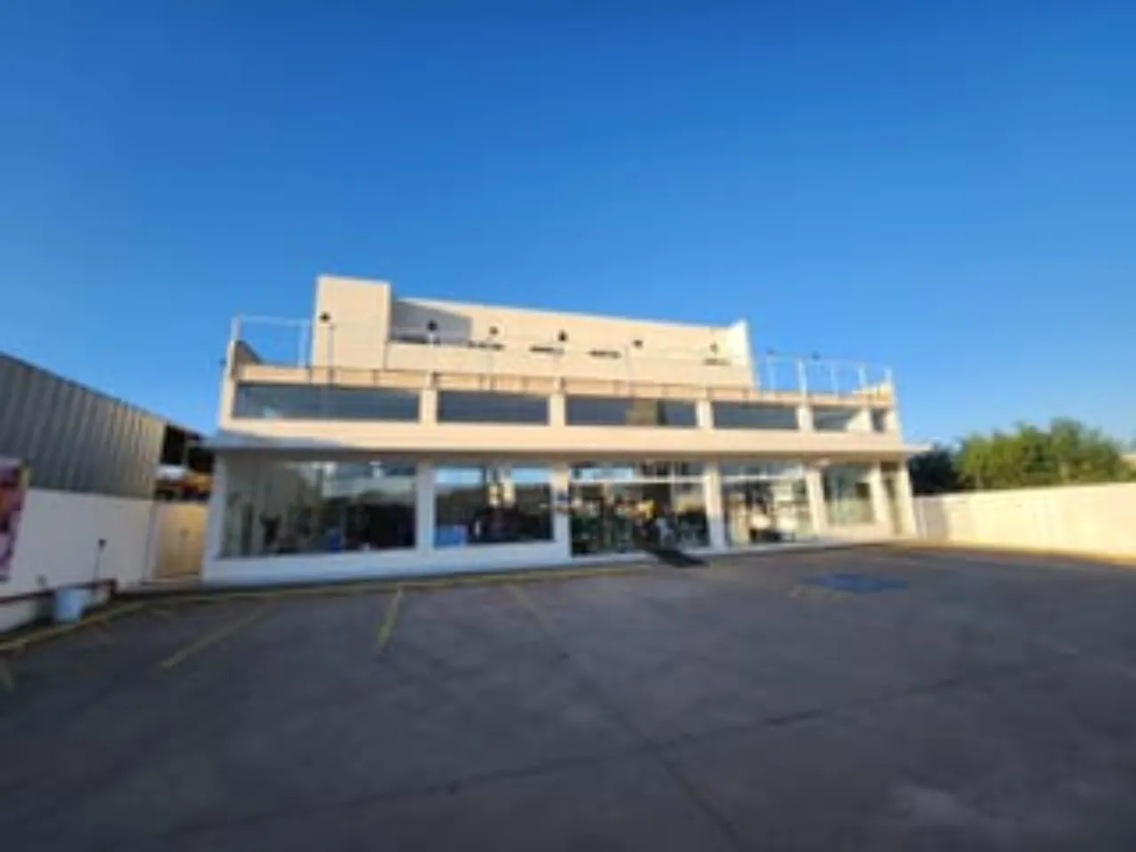 Imagem Galpão Comercial de Alto Padrão na Vila Nova Sorocaba: 5 Salas, 5 Banheiros, 10 Vagas de Garagem, 1.327m². Venda ou Locação!
