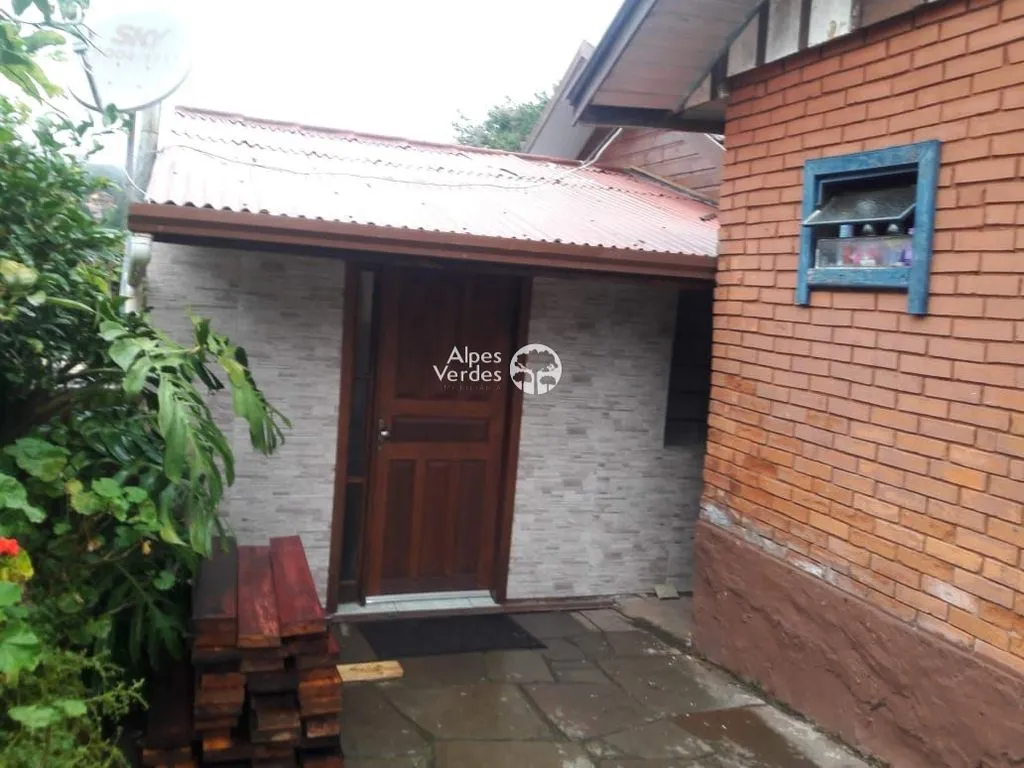 Imagem Vende-se casa com 3 casas no mesmo terreno a 5 minutos da Rua Coberta