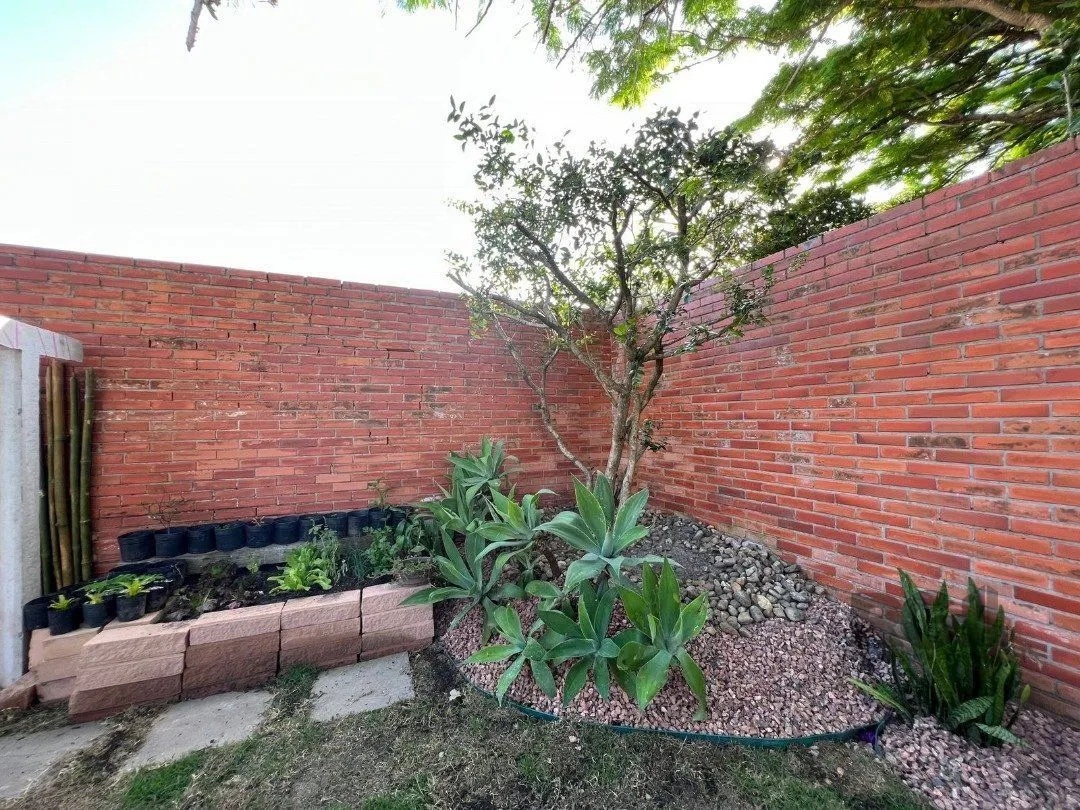 Imagem Casa avulsa em Atlântida, totalmente reformada, com 5 dormitórios , duas suítes, pátio arborizado com piscina e churrasqueira.