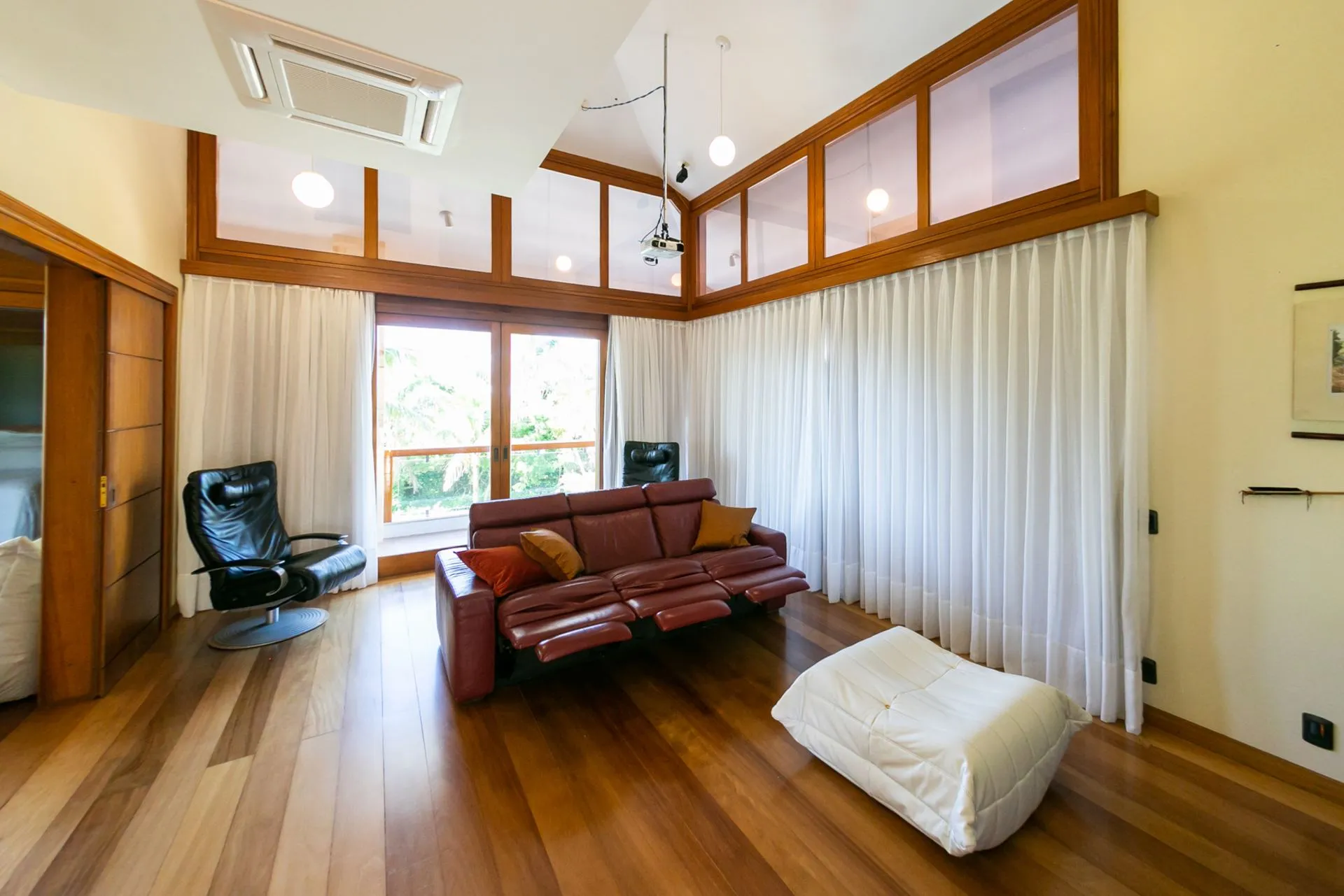 Imagem Casa para Locação Anual em Jurerê Internacional com vista para Praia