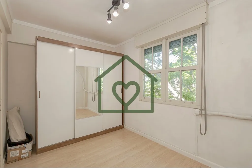 Imagem Descubra o seu novo lar em Porto Alegre, RS! Este charmoso apartamento localizado na Av. Princesa Is...