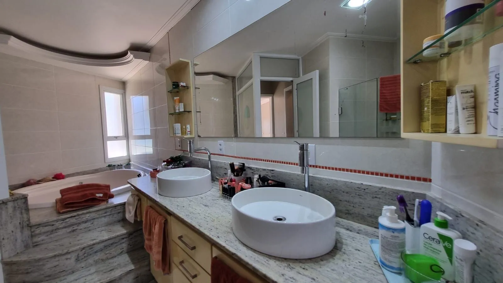 Imagem Casa Espetacular com Vista Deslumbrante, Reformada por Arquiteto de 2 dormitórios, suíte, próximo a PUC e Carrefour no bairro Partenon em Porto Alegre/RS/