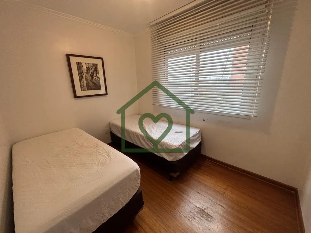 Imagem Vendo Apartamento reformado e semi mobiliado com três dormitórios, sendo um suíte, 800 metros do ...