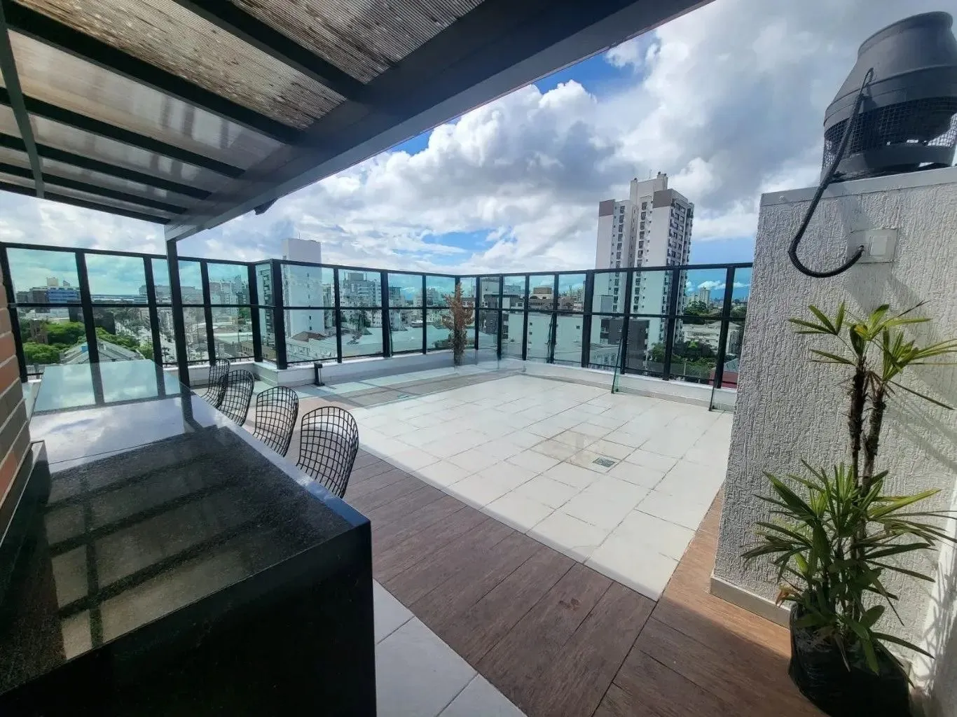 Imagem Apartamento com 1 quarto e 53m² à venda em Menino Deus, Porto Alegre.