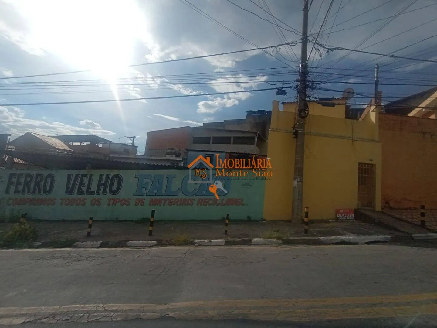 Foto do imóvel Terreno de esquina com 3 imoveis de Renda