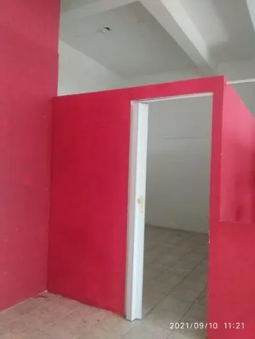 Imagem LOCAÇÃO DE SALÃO TÉRREO NO JARDIM RINCÃO, EM ARUJÁ/SP, 100m² com pé direito de 3,65m, divisórias, 2 toaletes e estacionamento. CONSULTE-NOS.