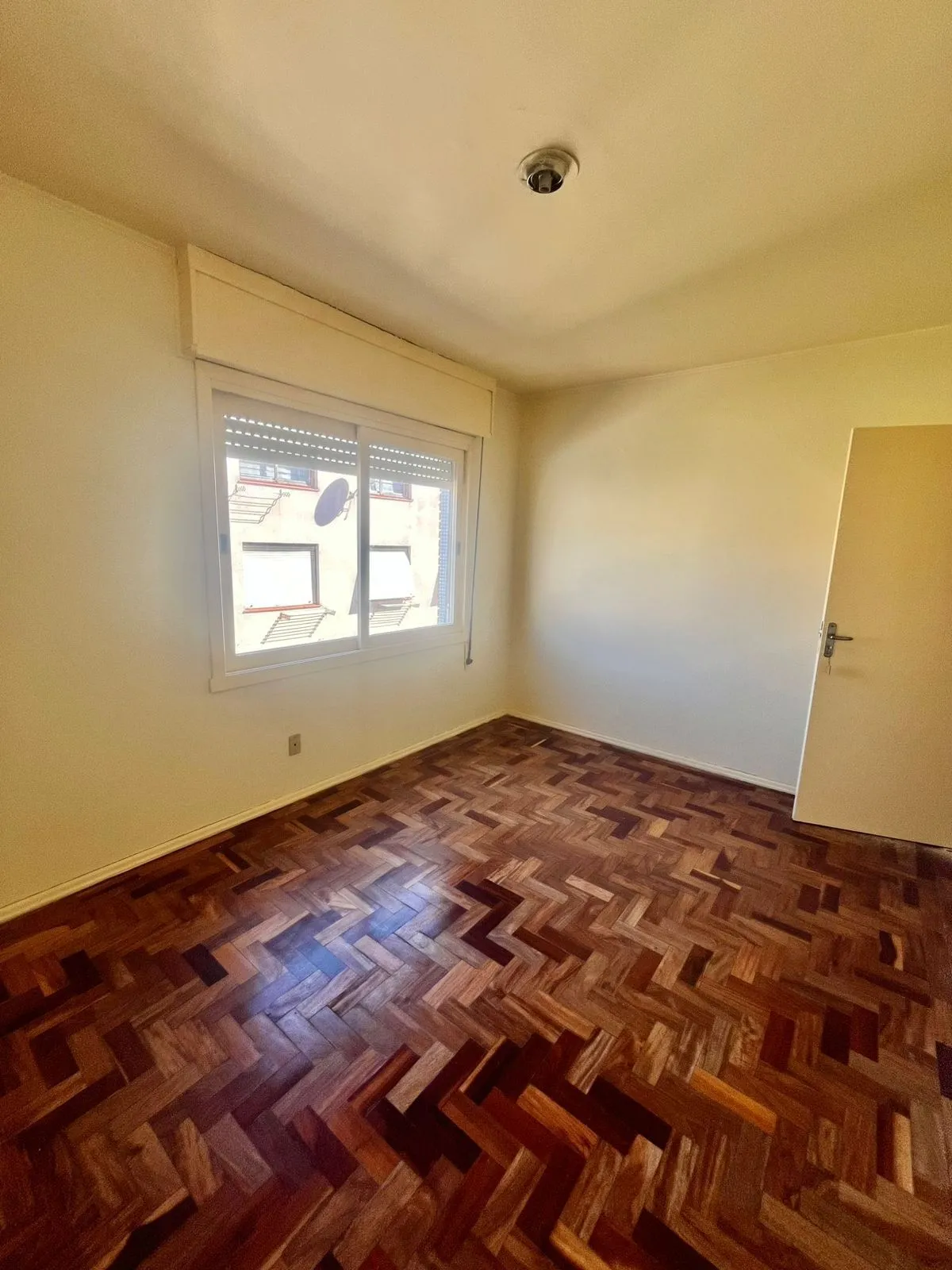 Imagem 02 dorm, 73 m², sol da tarde, com vaga, dep e banho aux, no Passo da Areia