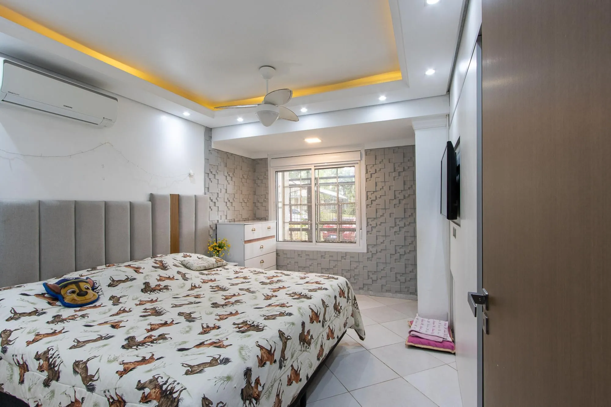 Imagem Casa de 4 dormitórios, 2 suítes, piscina, pátio e 2 vagas de garagem.
