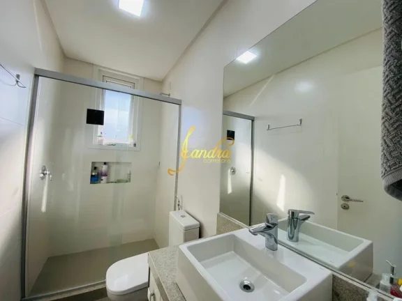 Imagem Lindo sobrado em condomínio fechado com piscina com 05 suítes