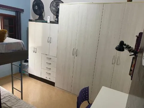 Imagem VENDA DE CASA TÉRREA NA VILA NELY, EM ITAQUAQUECETUBA/SP, 185m² com 3 dorm, suíte com ar-cond., piscina, área gourmet e vagas p 3 autos. CONSULTE-NOS.