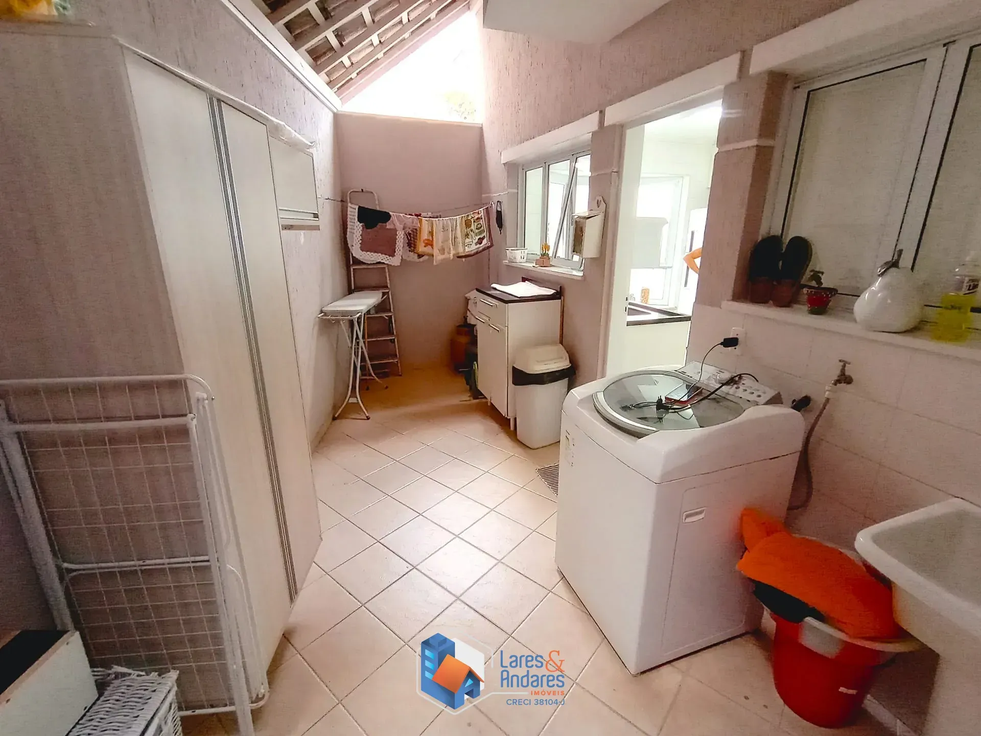 Imagem SOBRADO EM COND. COM 180M² COM 3 DORMS SENDO 1 SUÍTE, AMPLO ESPAÇO COM CHURRASQUEIRA, PLANEJADO NA COZINHA E SUÍTE, 2 VAGAS - SANTA TERESINHA