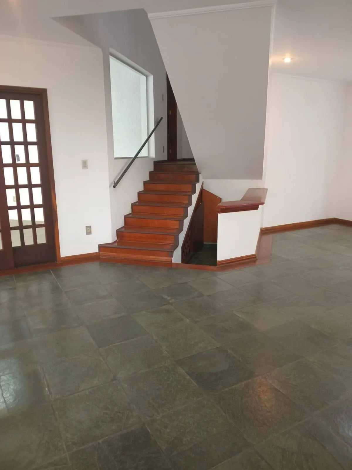 Imagem Espaçosa Casa à Venda em Alphaville 6 com 3 Suítes e Lazer Completo