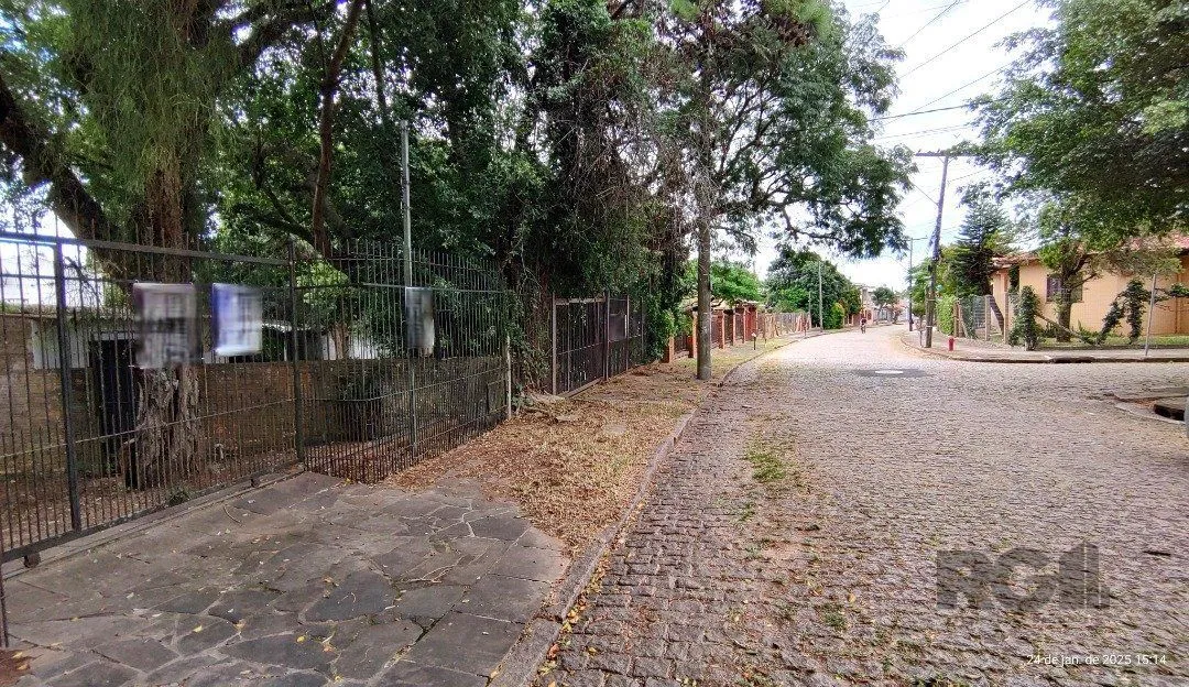 Imagem Terreno plano com 24,90m de frente, localizado no bairro Serraria.