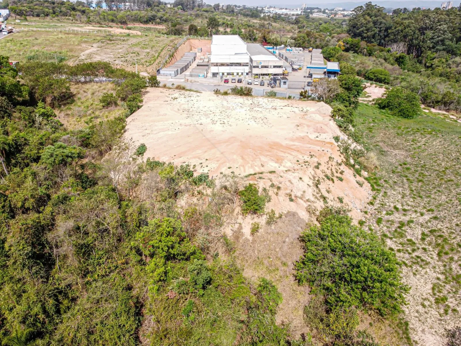 Imagem Área Industrial de 3.742 m² com Excelente Topografia e Localização Privilegiada ao Lado de Área Verde
