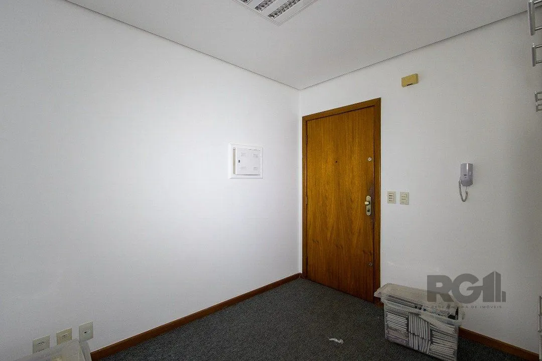 Imagem SALA COMERCIAL BAIRRO MENINO DEUS - 82m² DE ÁREA PRIVATIVA, 1 VAGA