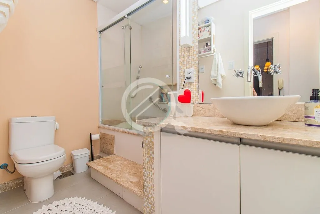 Imagem Amplo apartamento de 3 Dormitórios semi-mobiliado, amplo living com armário, varanda, cozinha indi...