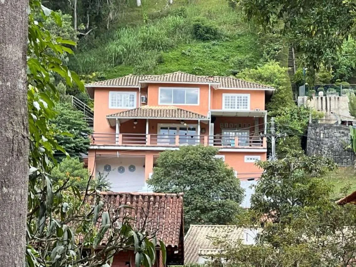 Foto do imóvel Casa em Condomínio para Locação em Petrópolis / RJ em Rua Benjamim Galloti