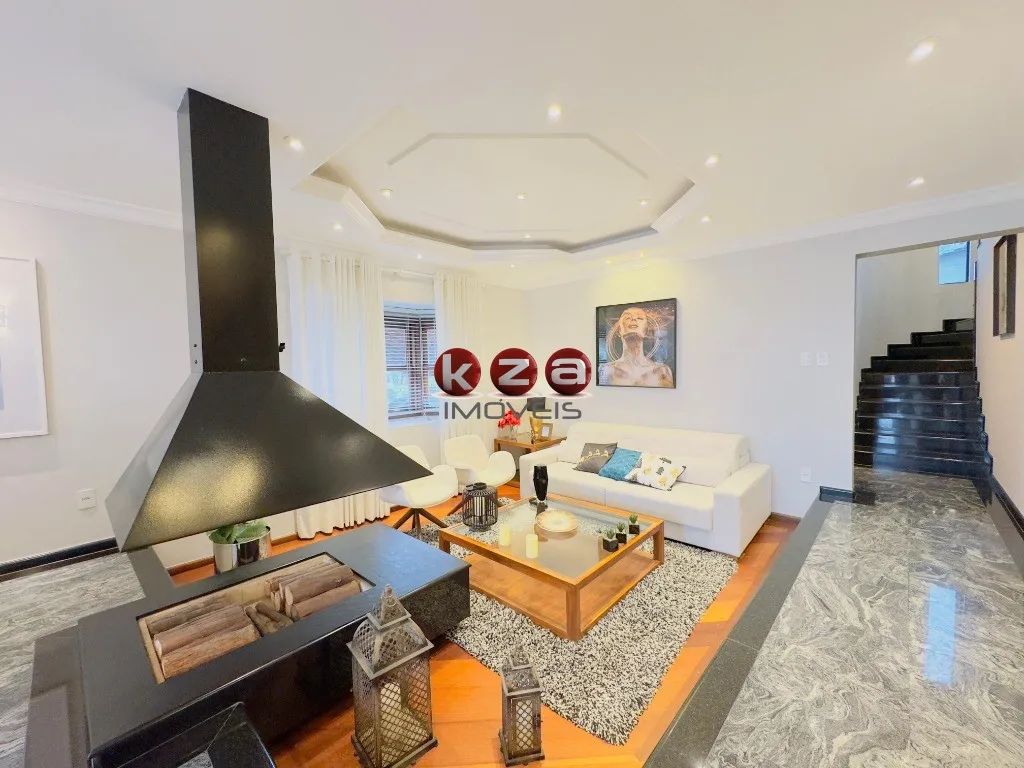 Imagem Casa de luxo a venda no Condomínio Reserva Colonial em Valinhos: 3 suítes + 1, 4 salas e amplo espaço gourmet com piscina.