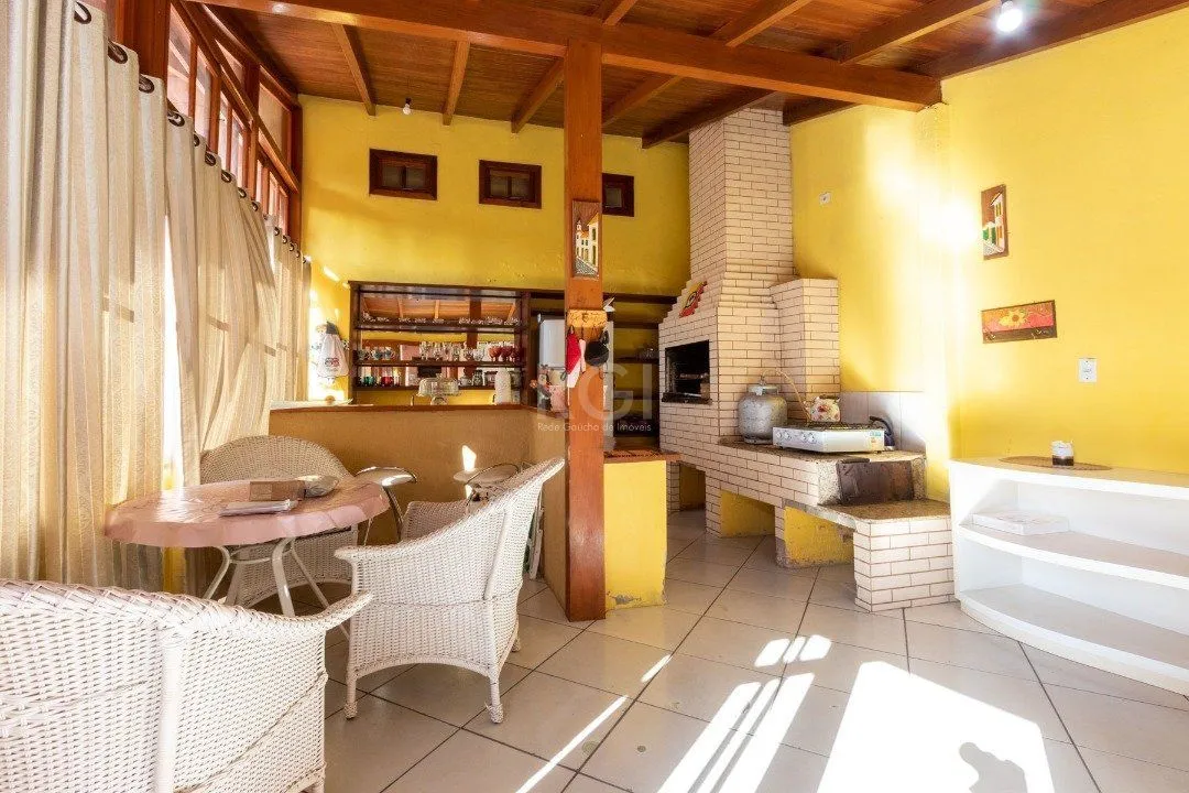 Imagem Casa para Venda - 240m², 6 dormitórios, sendo 3 suites, 2 vagas - Glória