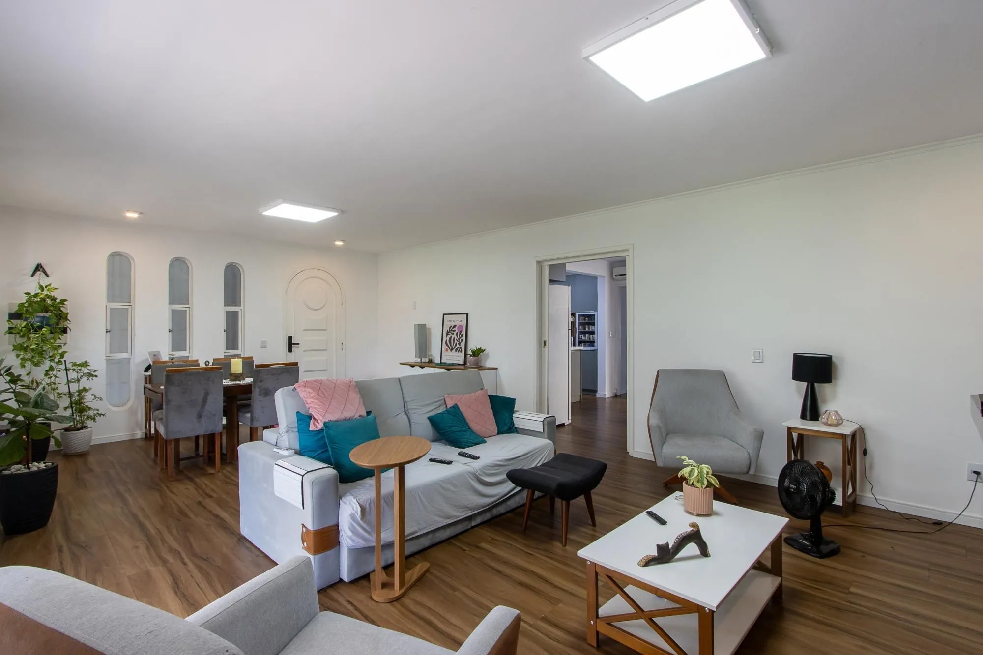 Imagem Linda casa totalmente reformada, 3 quartos (1 suite), 2 vagas cobertas - Bairro Nonoai