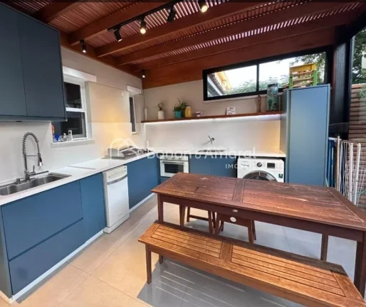 Imagem Sobrado com 84m², com 3 quartos sendo 1 suíte, com ambientes muito bem distribuídos, em condomín...
