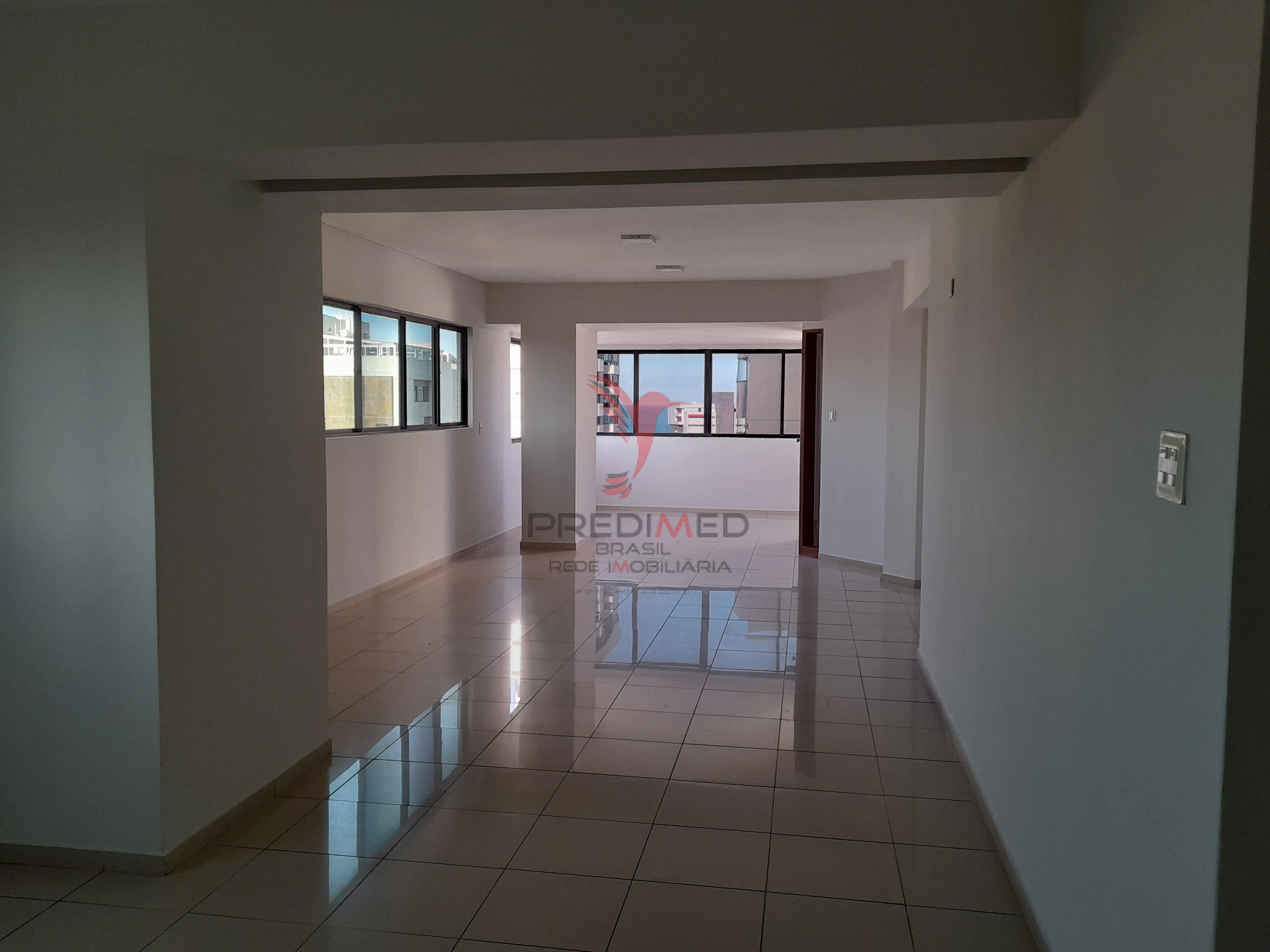 Imagem Apartamento em Manaira com 220 mts2. 4 Suites, 2 Varandas, 3 Vagas de Garagem, 1 por andar