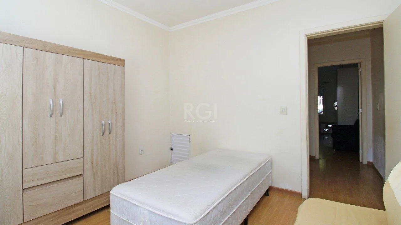 Imagem Casa térrea de 2 dormitórios e 3 vagas de garagem na Vila Ipiranga em Porto Alegre.