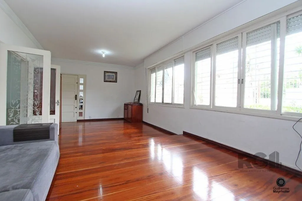 Imagem Casa com 5 suítes, 7 banheiros, 4 vagas no bairro Partenon