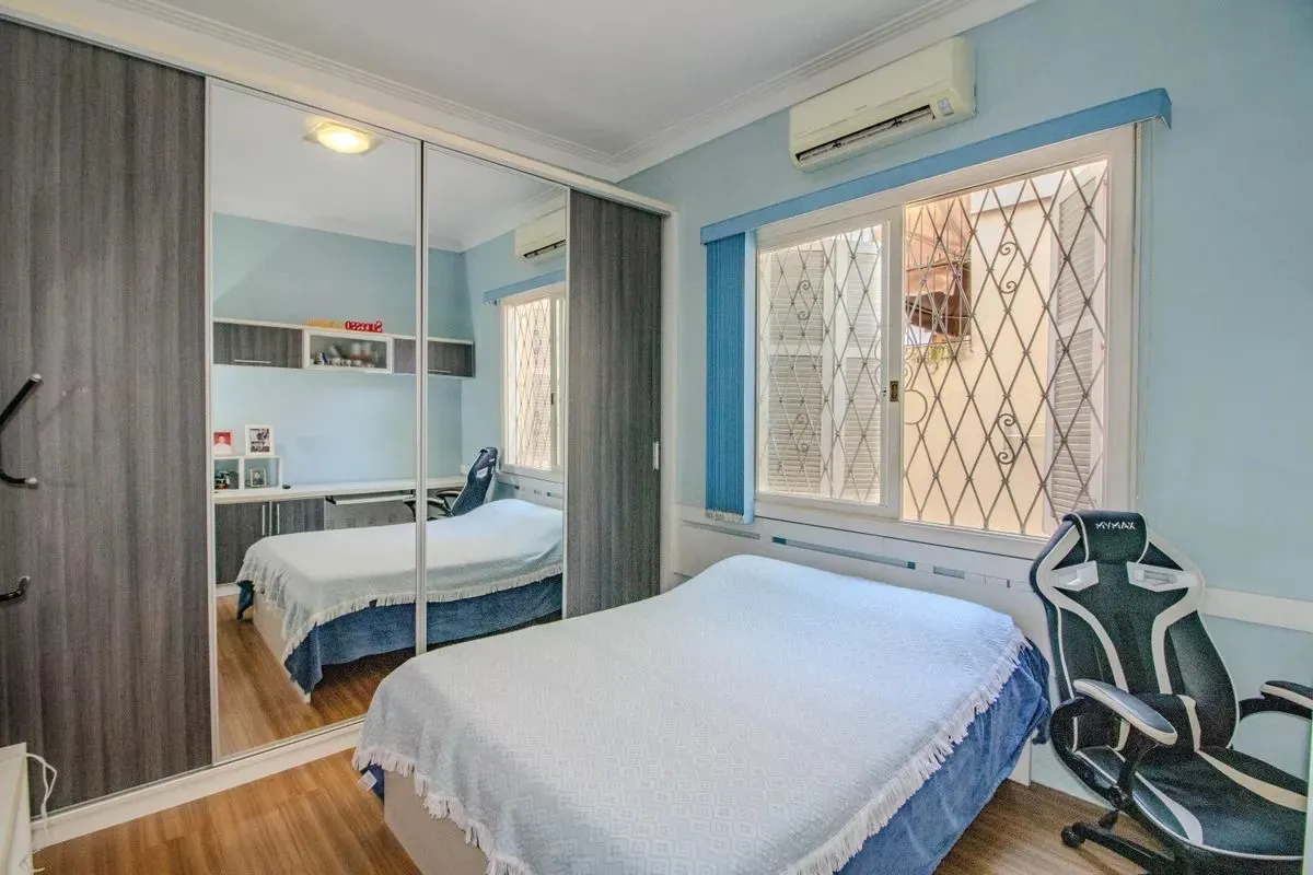 Imagem Casa à venda com 173m², 2 quartos e 3 vagas no bairro Vila Ipiranga- Porto Alegre/RS