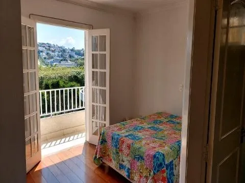 Imagem VENDA DE SOBRADO NO CONDOMÍNIO ARUJAZINHO IV, EM ARUJÁ/SP, 200m² com 5 suítes, ambientes claros, churrasqueira e vista privilegiada. CONSULTE-NOS
