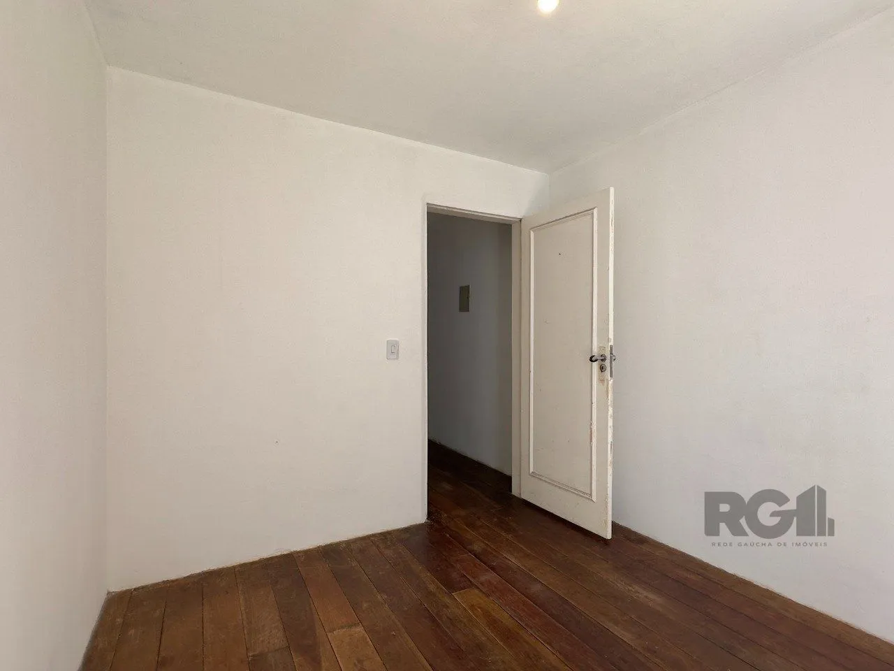 Imagem CASA COM 4 DORMITÓRIOS E PÁTIO COM CHURRASQUEIRA NO CENTRO HISTÓRICO