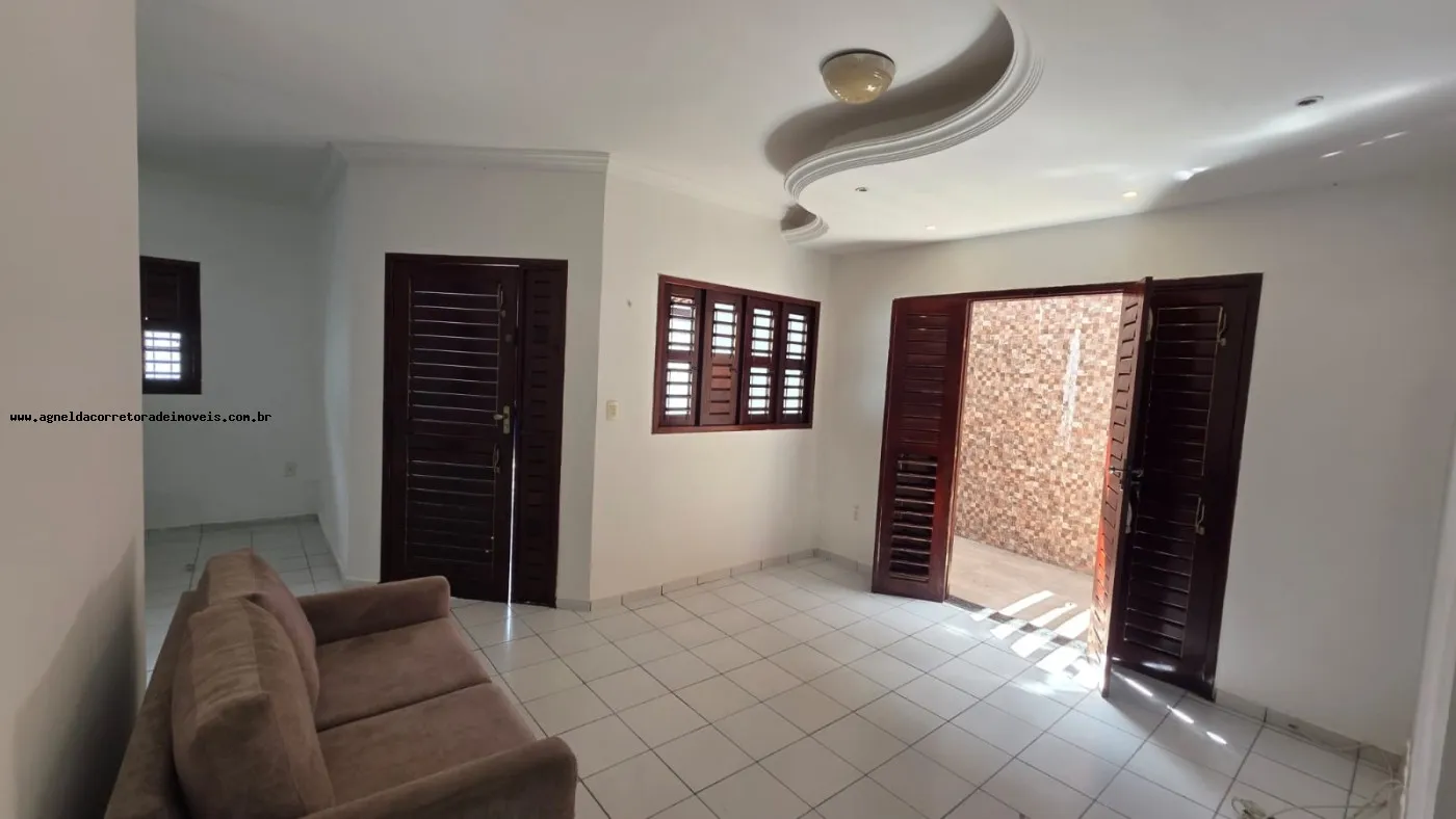 Imagem Casa para Venda em Parnamirim, Emaús, 3 dormitórios, 1 suíte, 2 banheiros, 2 vagas