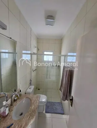 Imagem A casa conta com 3 dormitórios, sendo 1 suíte espaçosa, além de banheiro social e lavabo. As sal...