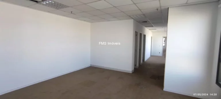 Imagem Aluga-se Meio Prédio Comercial de 6.059m² em Barueri com Elevador e Estacionamento