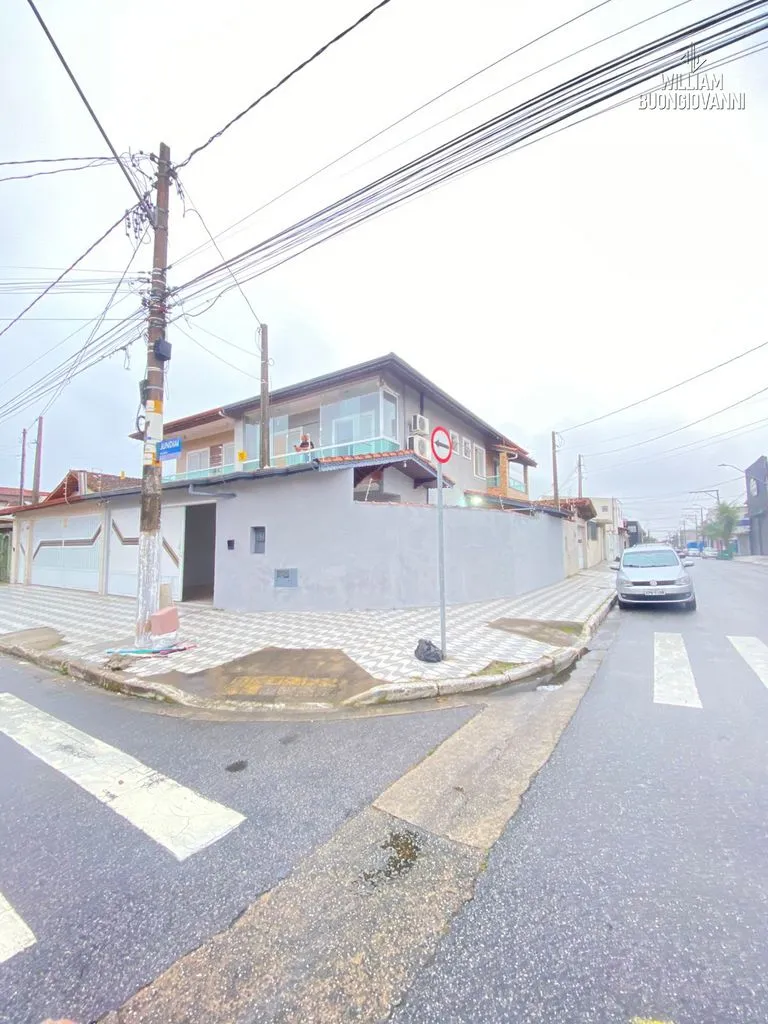 Imagem Vende-se esse Maravilhoso Sobrado com 3 Dormitórios - Bairro Boqueirão