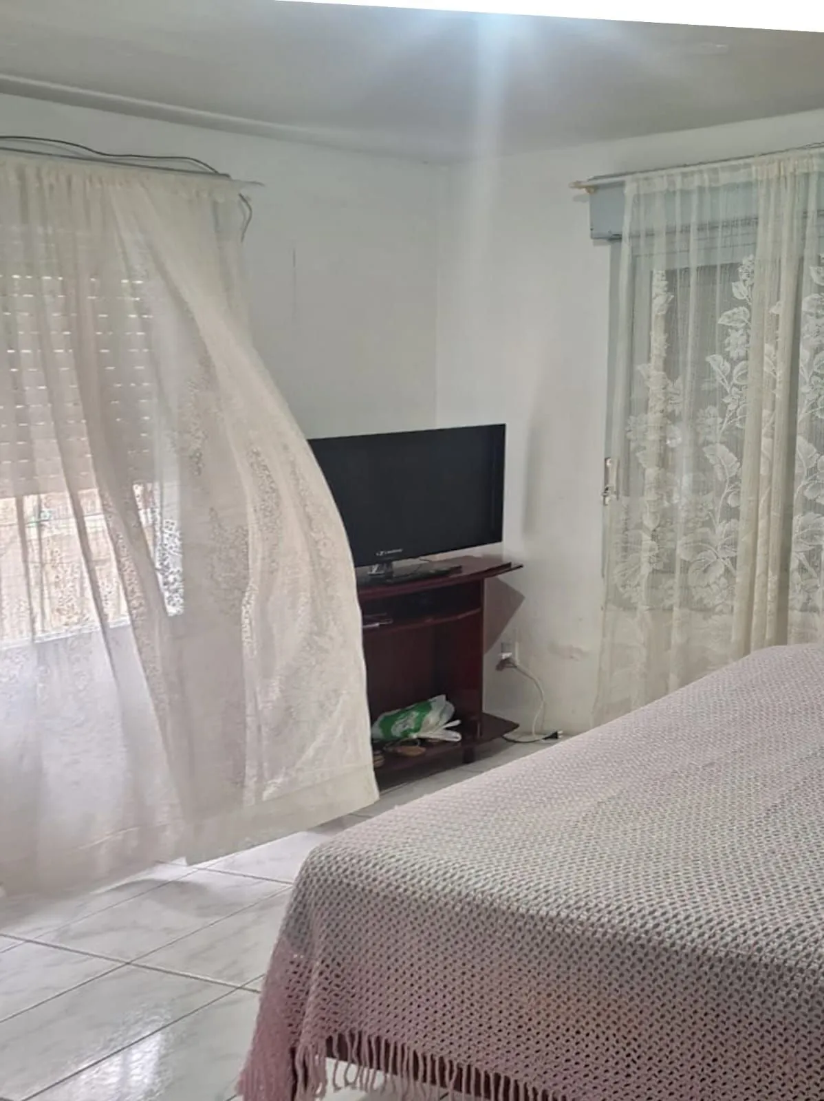 Imagem Casa no centro de Tramandaí com 3 dorm, 2 banh + edícula completa, garagem 2 carros com churrasqueira, próxima à Av. Fernandes Bastos.